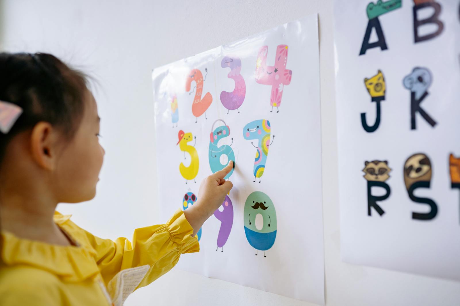Professor em sala de aula com alunos